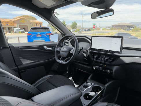 Used 2023 Ford Escape ST-Line w/ Tech Pack #1 FWD image 9