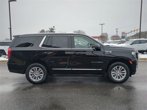 Used 2024 GMC Yukon SLT w/ SLT Luxury Package image 3