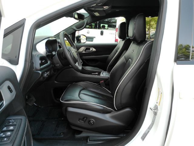 Used 2025 Chrysler Pacifica Limited FWD image 16