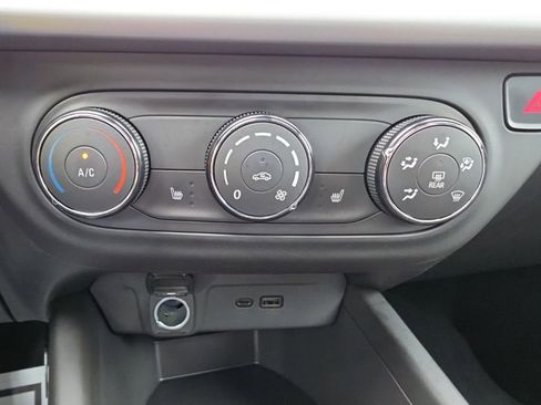 Certified 2024 Chevrolet Trax RS FWD image 16
