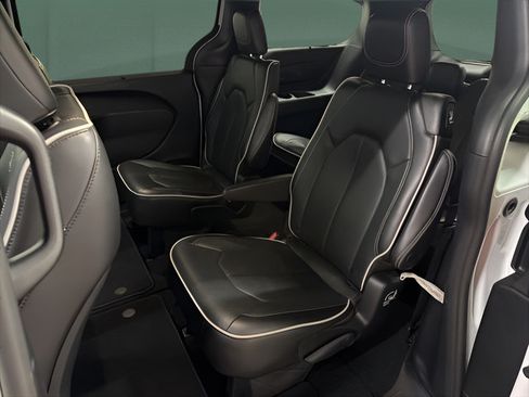 Used 2025 Chrysler Pacifica Limited FWD image 13