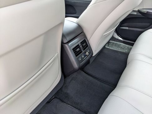 Used 2018 Toyota Avalon Limited FWD image 19