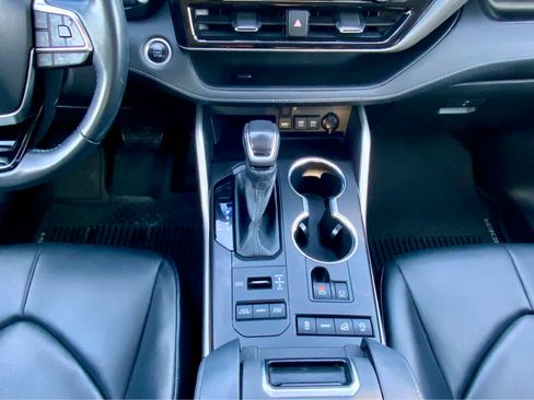 Used 2021 Toyota Highlander XLE image 45