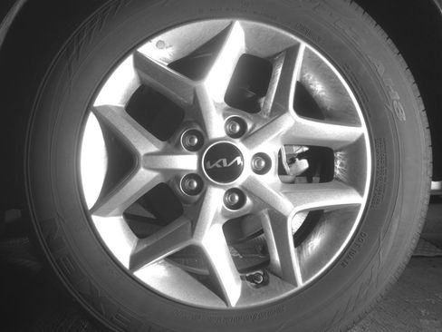 Used 2025 Kia Soul LX w/ LX Technology Package FWD image 14