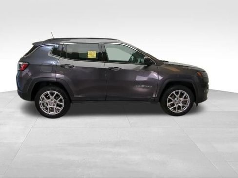 Used 2023 Jeep Compass Latitude AWD/4WD image 9