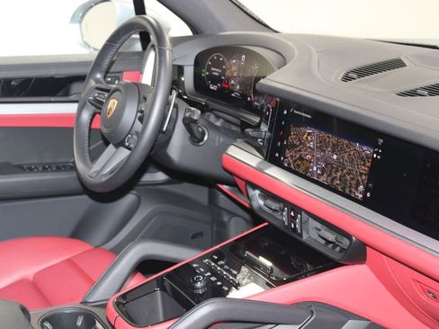 Used 2024 Porsche Cayenne AWD/4WD image 29