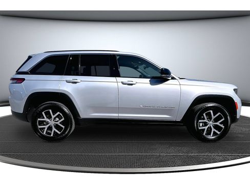 Certified 2024 Jeep Grand Cherokee Limited w/ Trailer Tow Package AWD/4WD image 15