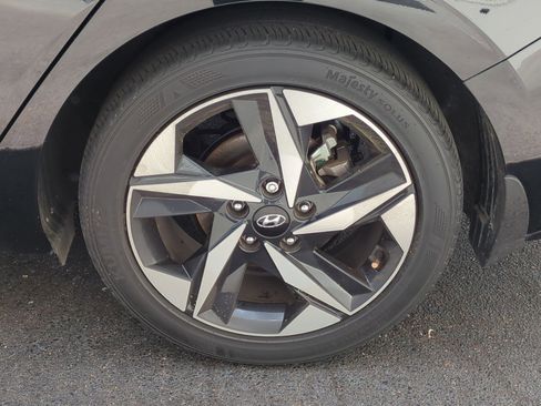 Used 2022 Hyundai Elantra Limited image 13