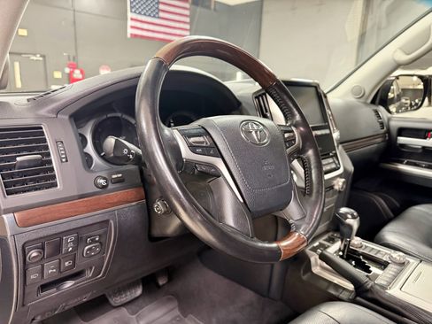 Used 2019 Toyota Land Cruiser image 16