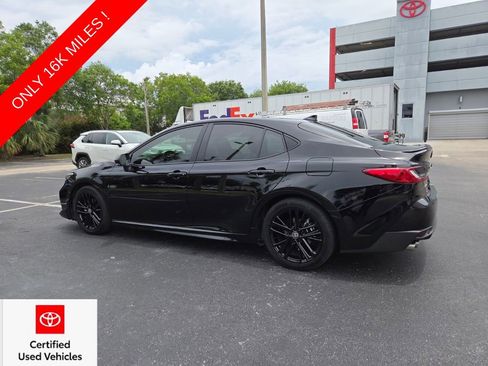 Used 2025 Toyota Camry SE FWD image 9