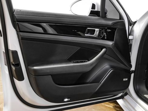 Used 2019 Porsche Panamera image 38