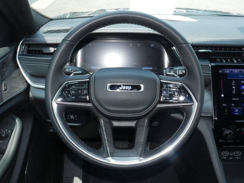 Used 2025 Jeep Grand Cherokee Overland w/ Luxury Tech Group IV AWD/4WD image 19