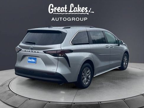 Used 2025 Toyota Sienna LE w/ LE Plus Package FWD image 5