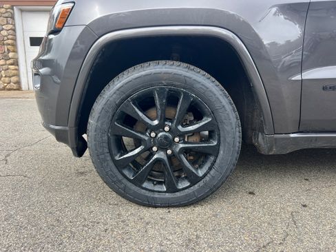 Used 2019 Jeep Grand Cherokee Altitude AWD/4WD image 9