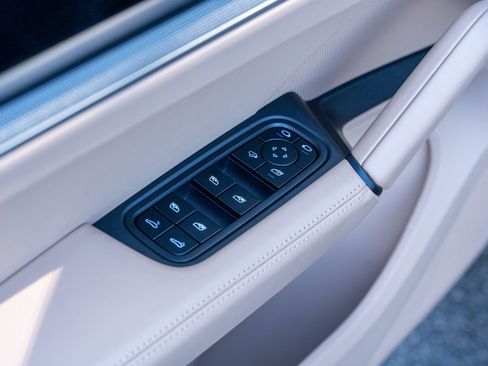 Certified 2025 Porsche Cayenne image 21