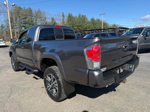 Used 2016 Toyota Tacoma TRD Sport image 9