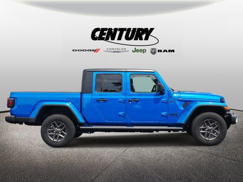 Used 2025 Jeep Gladiator Sport AWD/4WD image 2