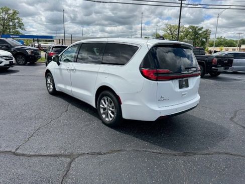 Used 2023 Chrysler Pacifica Touring-L AWD/4WD image 4