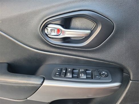 Certified 2019 Jeep Cherokee Latitude Plus w/ Comfort/Convenience Group image 22