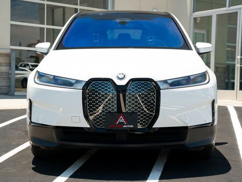 Used 2024 BMW iX xDrive50 w/ Premium Package AWD/4WD image 4