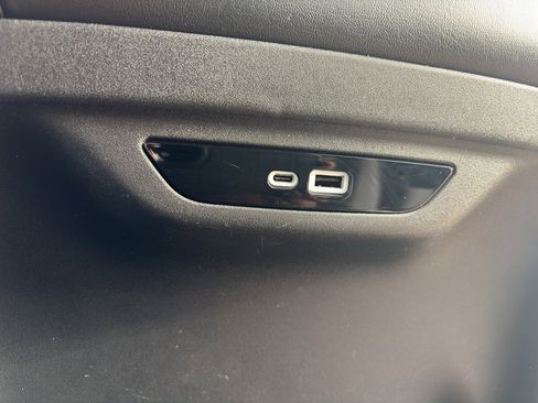 Used 2024 Chrysler Pacifica Touring-L image 34