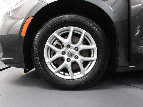 Used 2021 Chrysler Pacifica Touring-L image 17