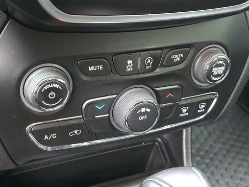 Used 2020 Jeep Cherokee Latitude Plus w/ Cold Weather Group image 19