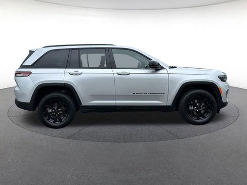 Certified 2025 Jeep Grand Cherokee Altitude AWD/4WD image 7