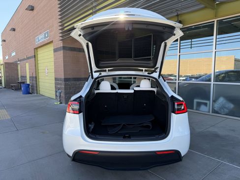 Used 2024 Tesla Model Y 2WD image 38