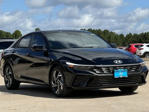 New 2025 Hyundai Elantra Sport image 7