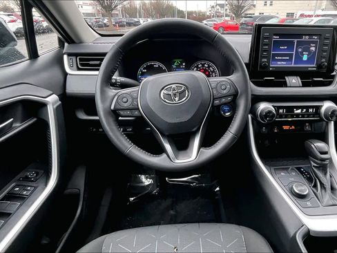 Used 2022 Toyota RAV4 XLE image 5