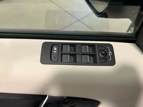 Used 2025 Land Rover Discovery Sport S image 23