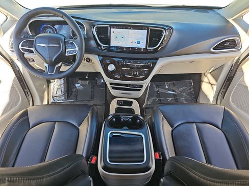 Used 2024 Chrysler Pacifica Touring-L image 9