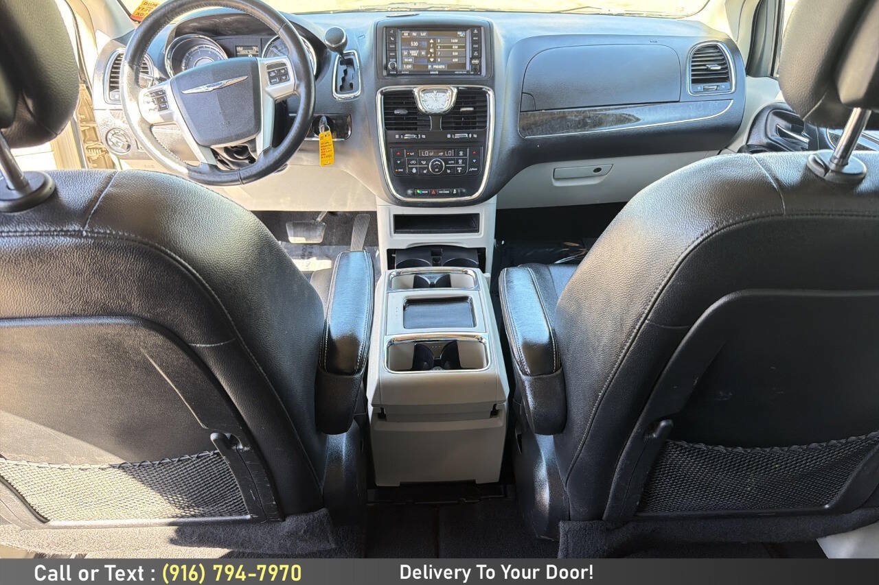 Used 2016 Chrysler Town & Country Touring w/ Driver Convenience Group FWD image 16