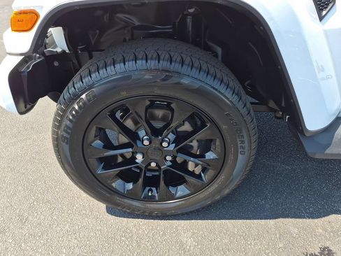 Certified 2021 Jeep Gladiator Overland AWD/4WD image 9