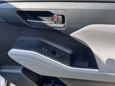 Used 2022 Toyota Highlander LE image 10