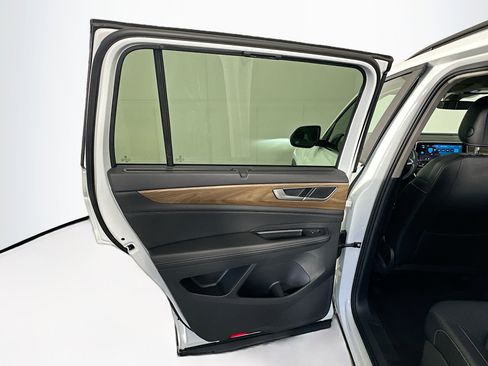 Used 2025 Volkswagen Atlas SE image 24