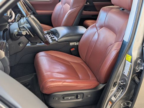 Used 2017 Lexus LX 570 4WD w/ Luxury Package image 17