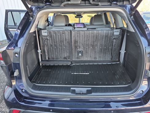 Used 2023 Toyota Highlander L image 18