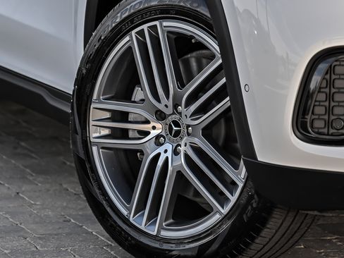 Used 2024 Mercedes-Benz GLS 450 4MATIC image 3