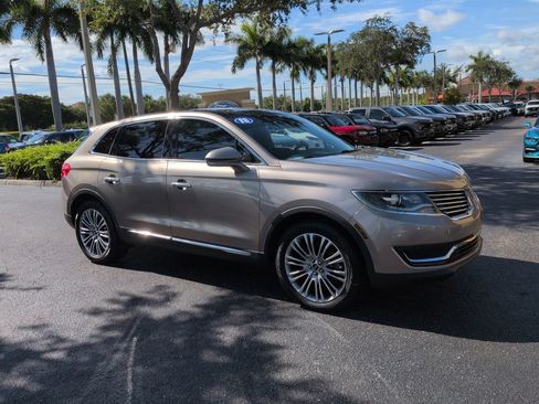 Used 2018 Lincoln MKX Reserve w/ Driver Assistance Package FWD image 2