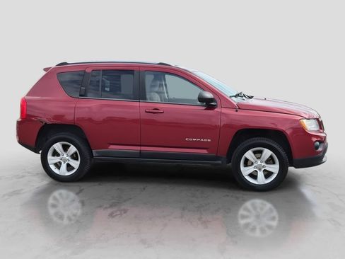 Used 2011 Jeep Compass Latitude w/ Sun/Sound Group AWD/4WD image 9