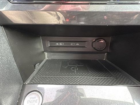 Used 2022 Volkswagen Tiguan SE w/ Panoramic Sunroof Package image 25