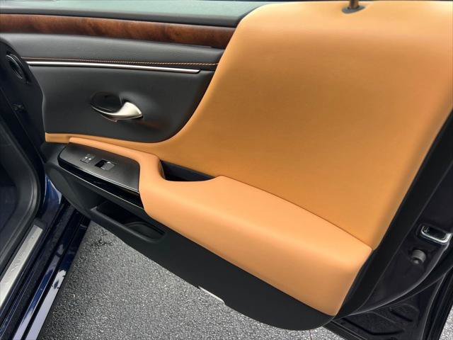 Certified 2025 Lexus ES 300h w/ Premium Package FWD image 15