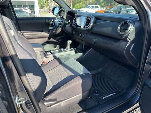 Used 2020 Toyota Tacoma TRD Off-Road w/ Technology Package image 12