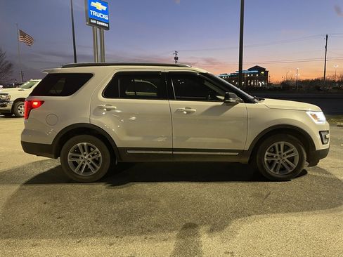 Used 2017 Ford Explorer XLT image 4