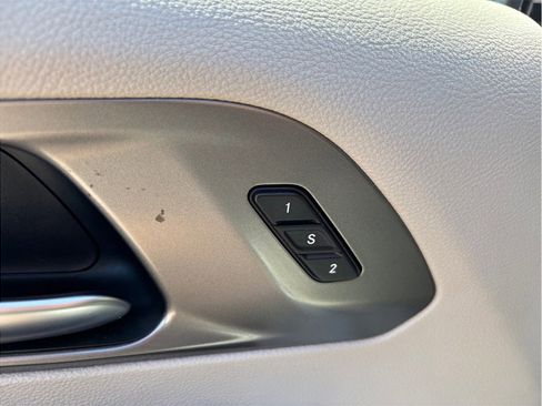 Used 2020 Chrysler Pacifica Touring-L FWD image 21