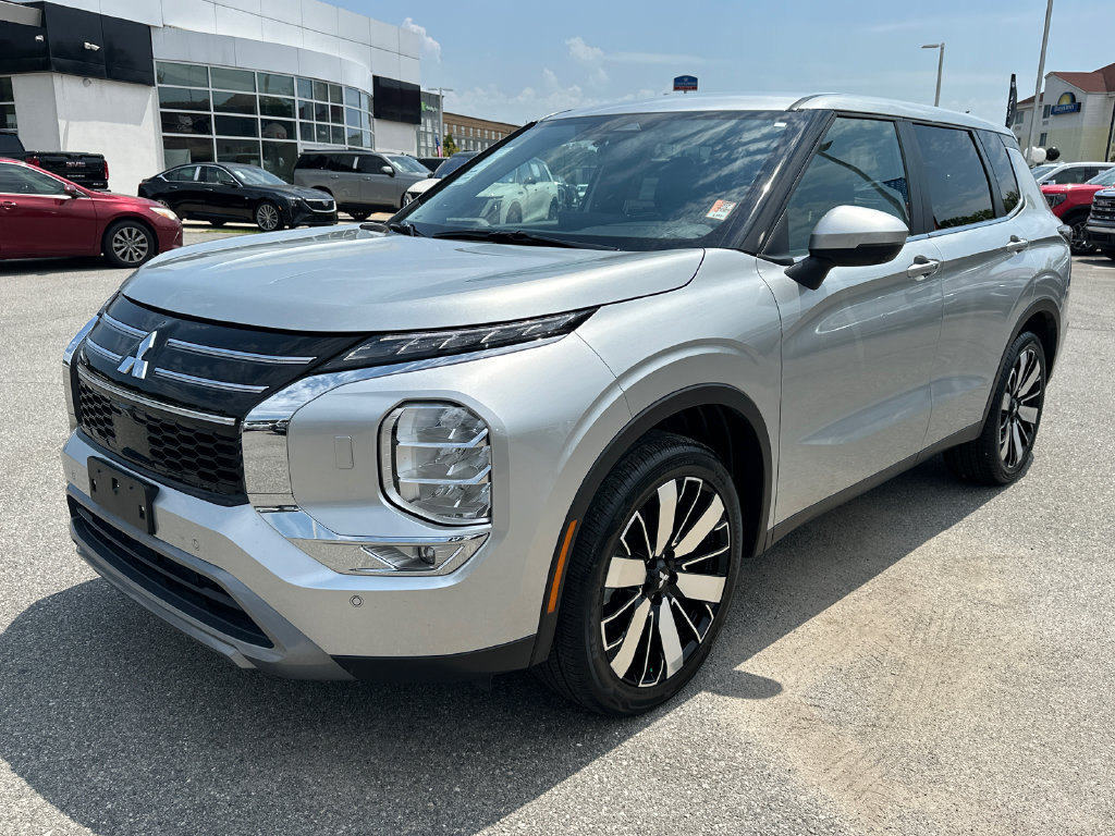 Used 2025 Mitsubishi Outlander SE AWD/4WD image 3