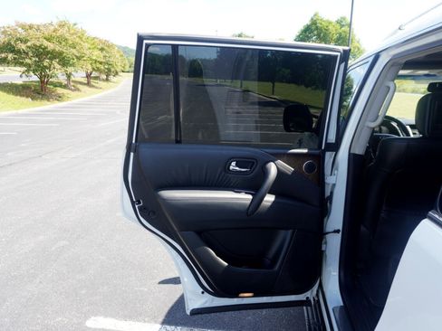 Used 2011 INFINITI QX56 4WD w/ Deluxe Touring Pkg image 16