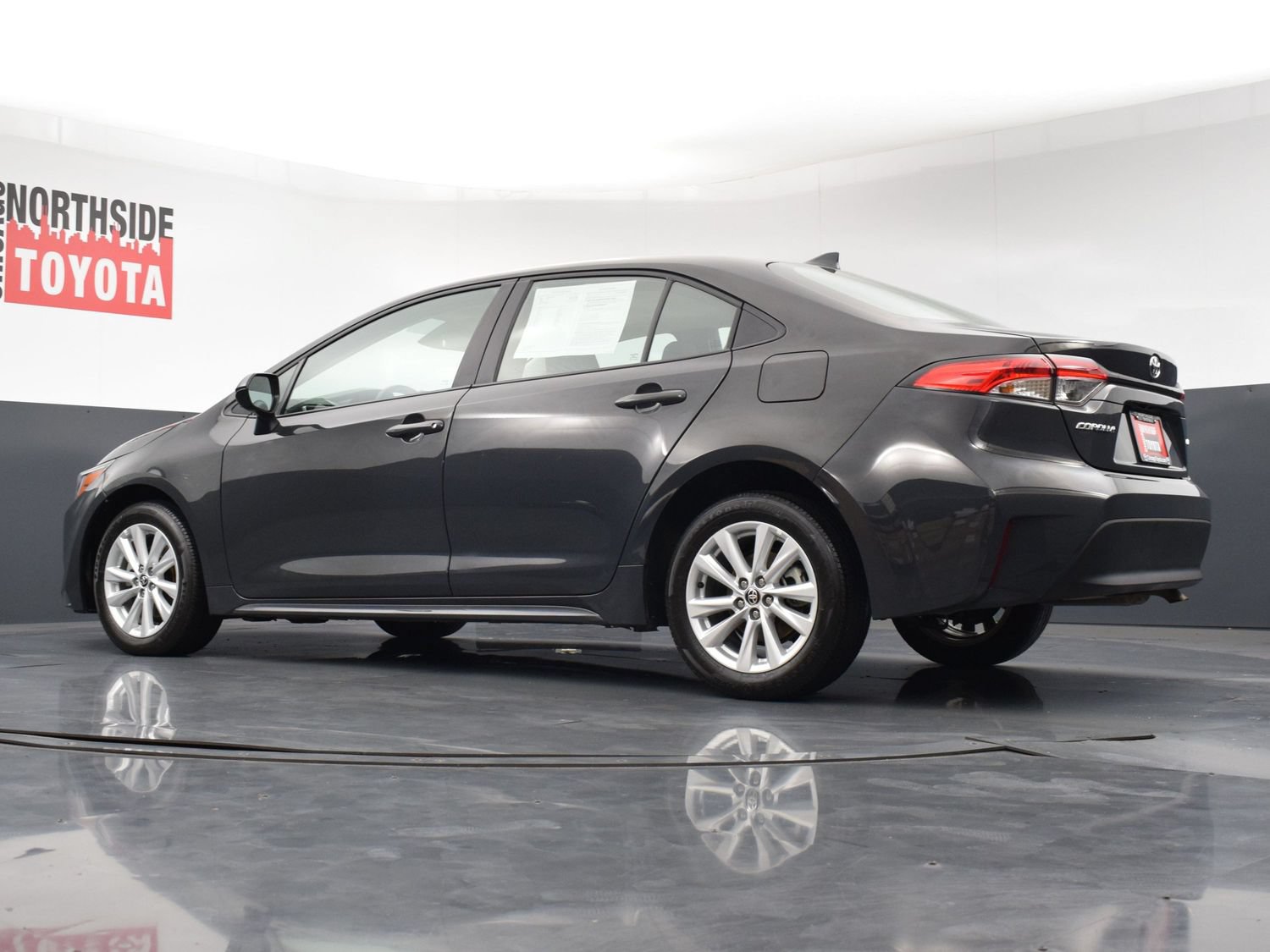 Used 2025 Toyota Corolla LE w/ LE Premium Package FWD image 26